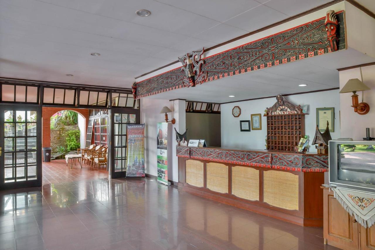 Silintong Hotel Ambarita Екстер'єр фото