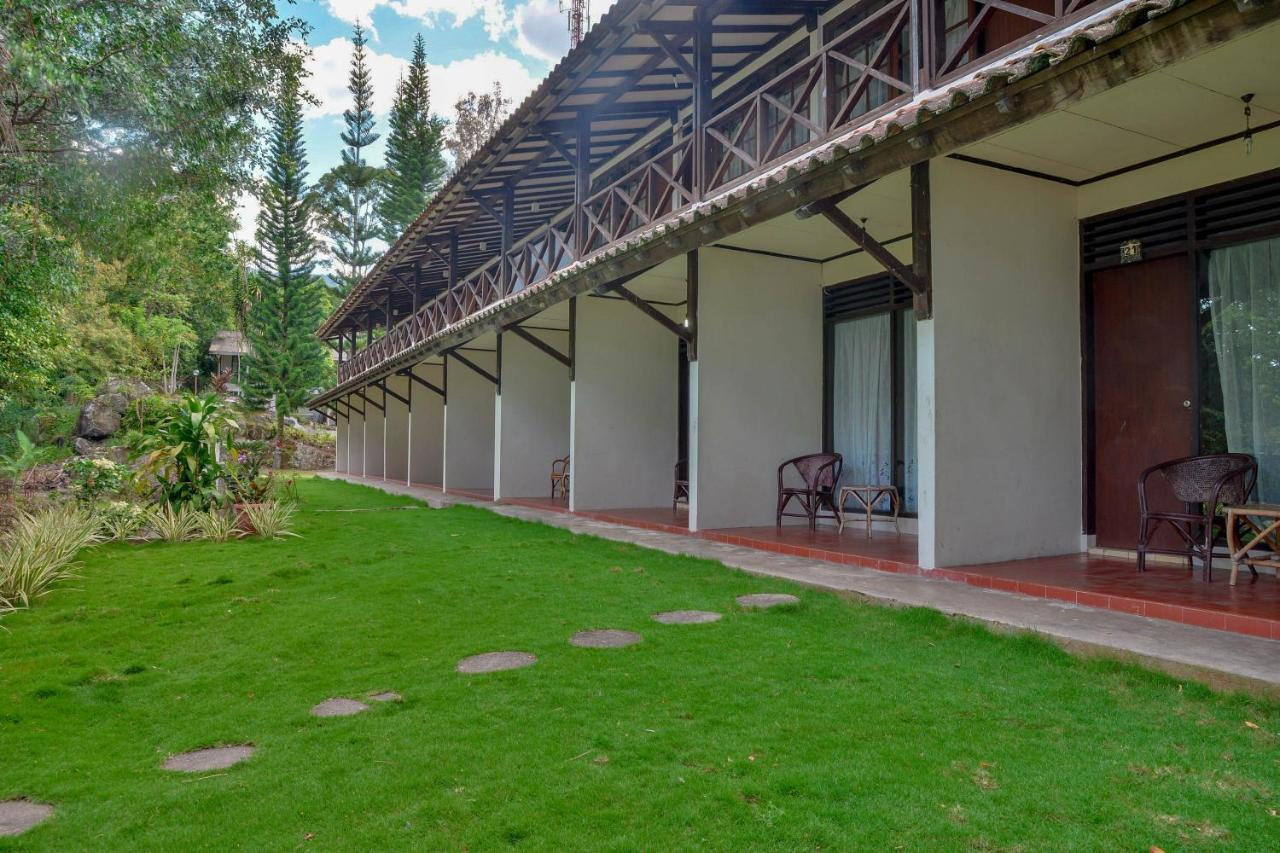 Silintong Hotel Ambarita Екстер'єр фото
