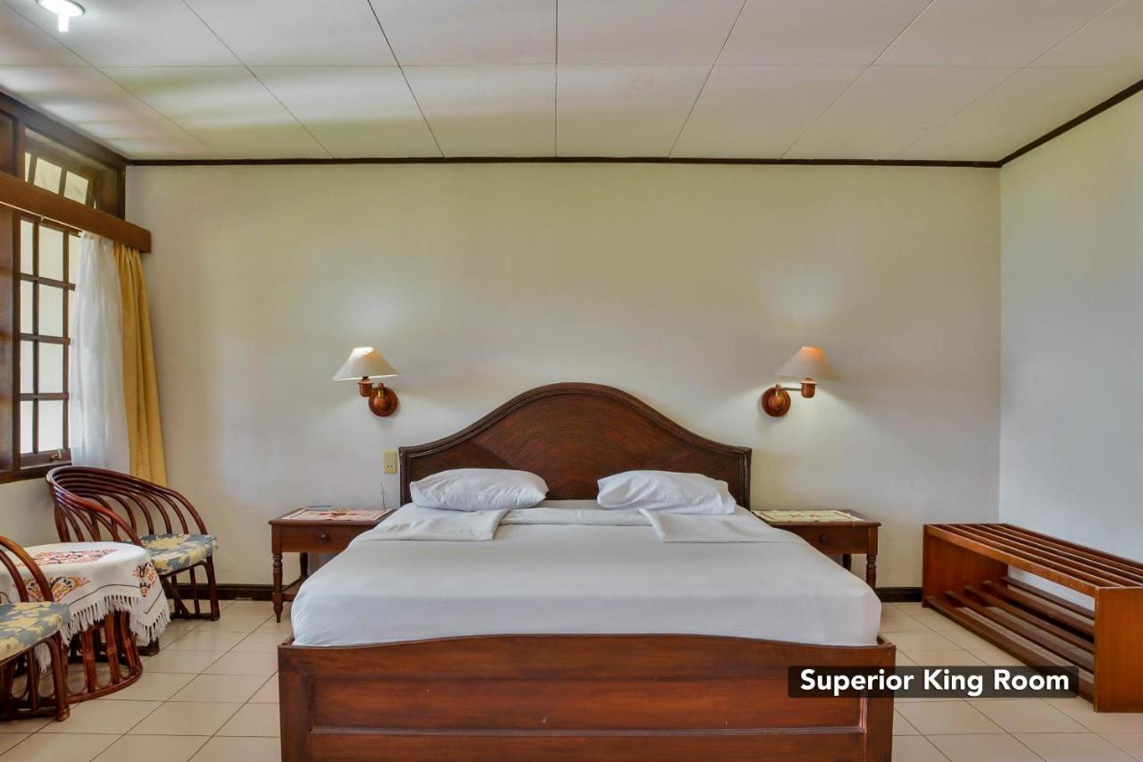 Silintong Hotel Ambarita Екстер'єр фото