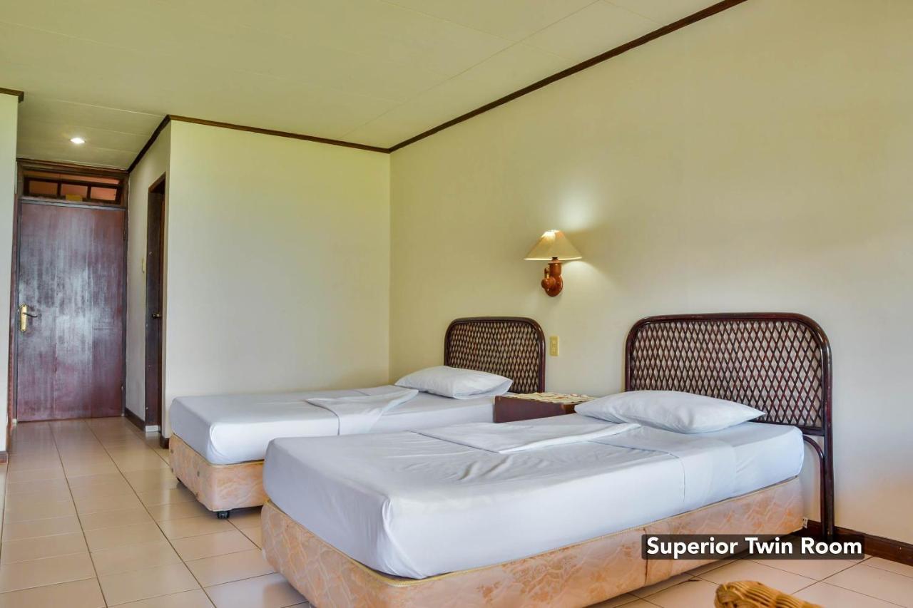 Silintong Hotel Ambarita Екстер'єр фото