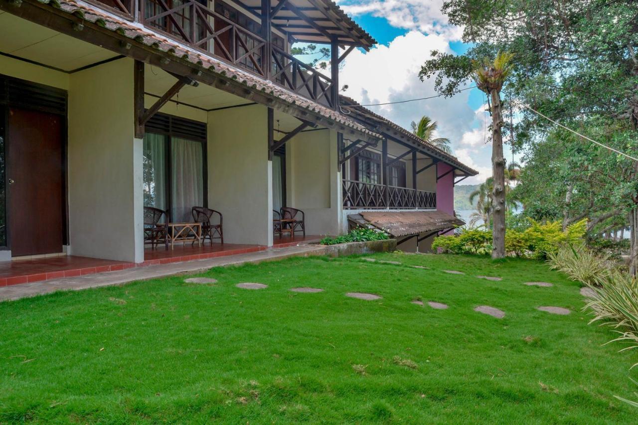 Silintong Hotel Ambarita Екстер'єр фото