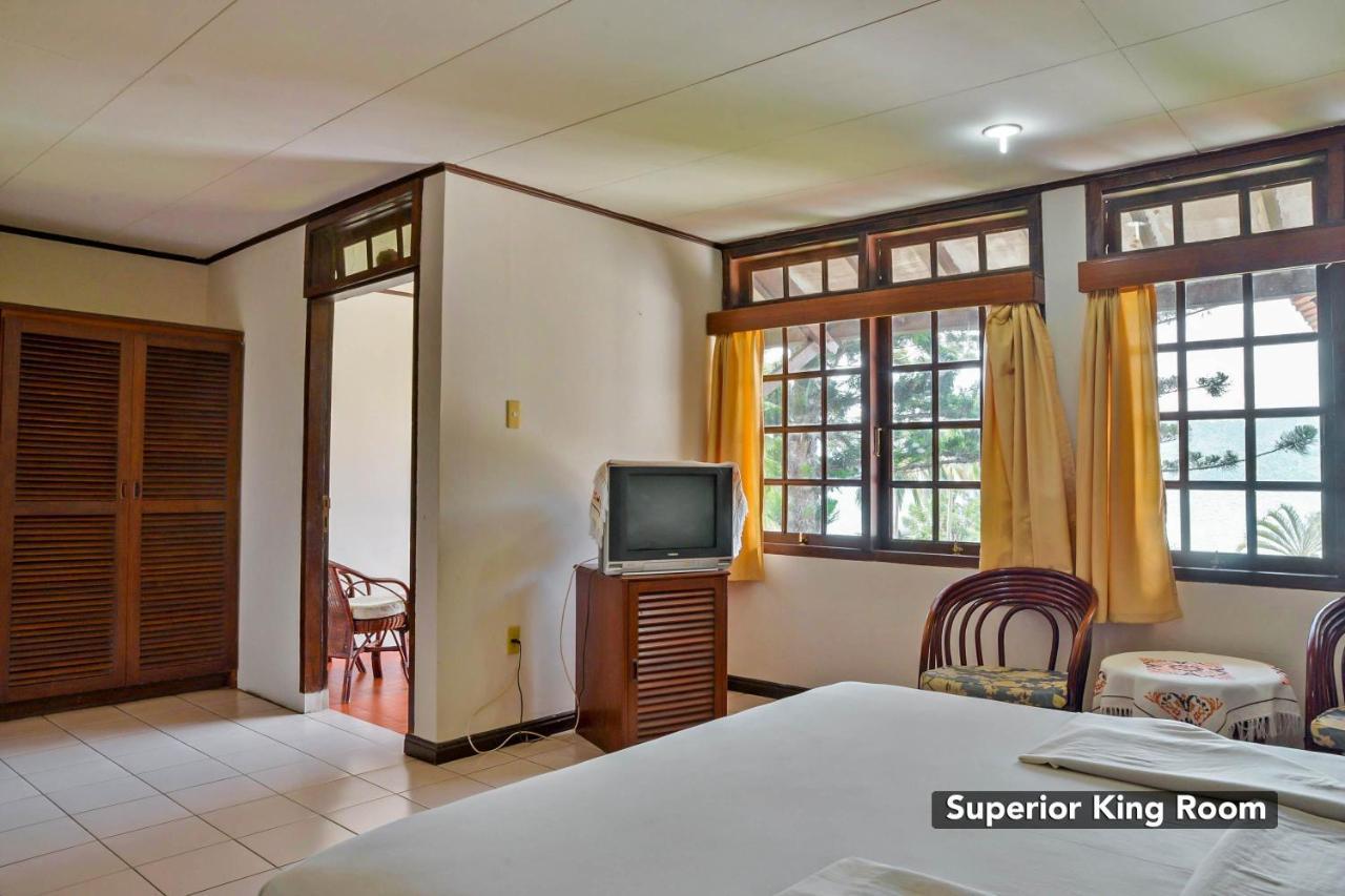 Silintong Hotel Ambarita Екстер'єр фото