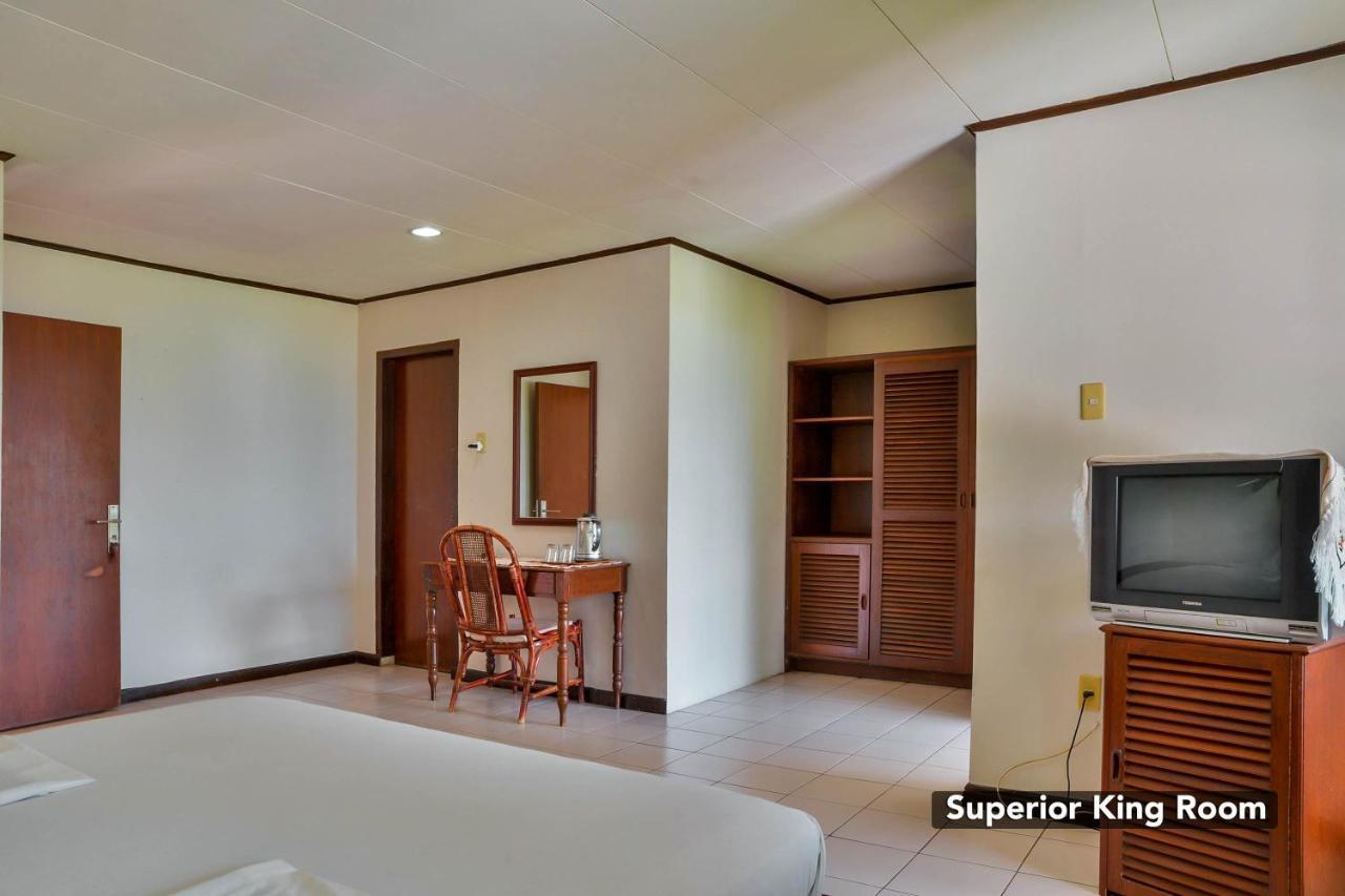 Silintong Hotel Ambarita Екстер'єр фото