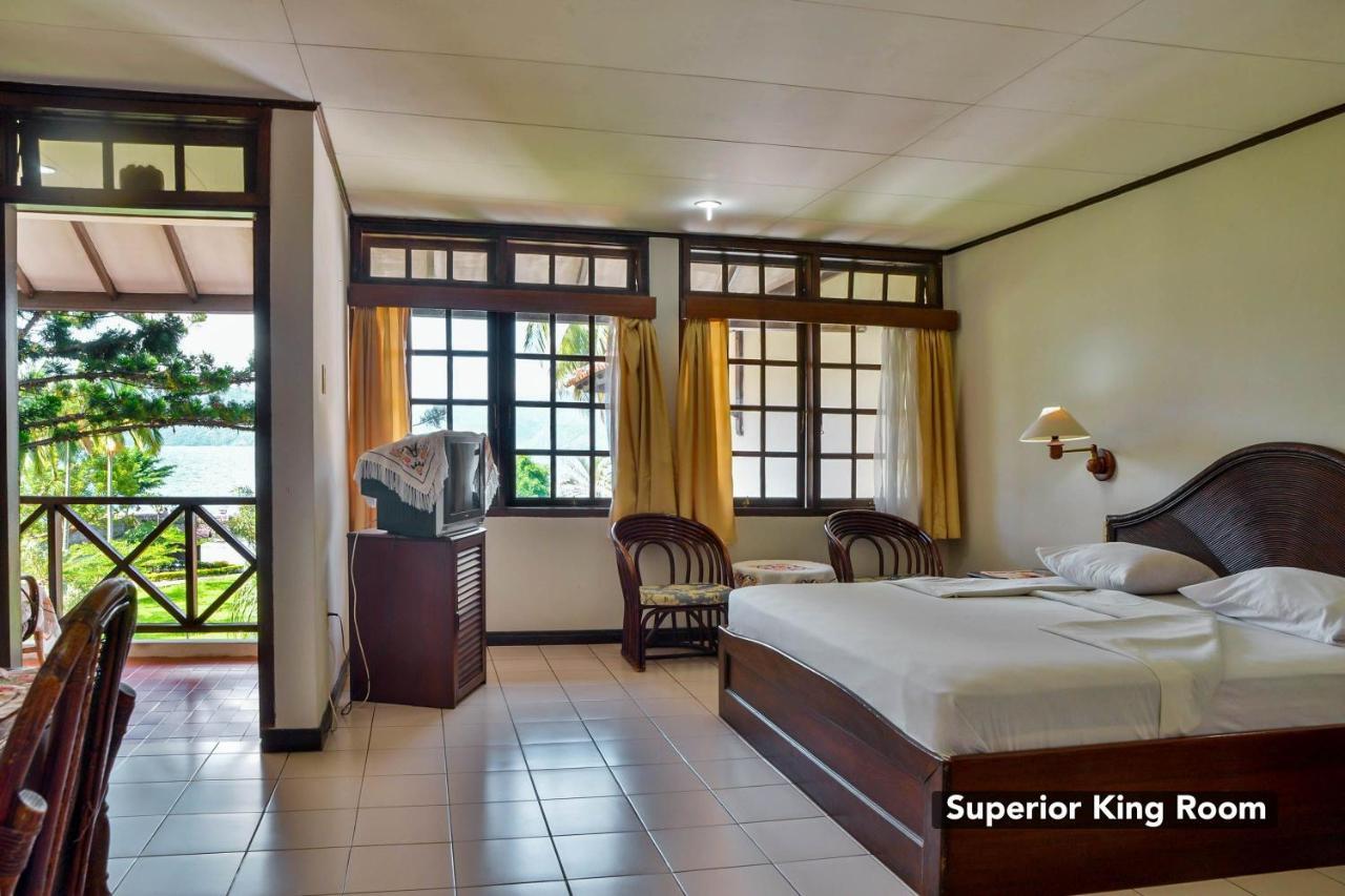 Silintong Hotel Ambarita Екстер'єр фото
