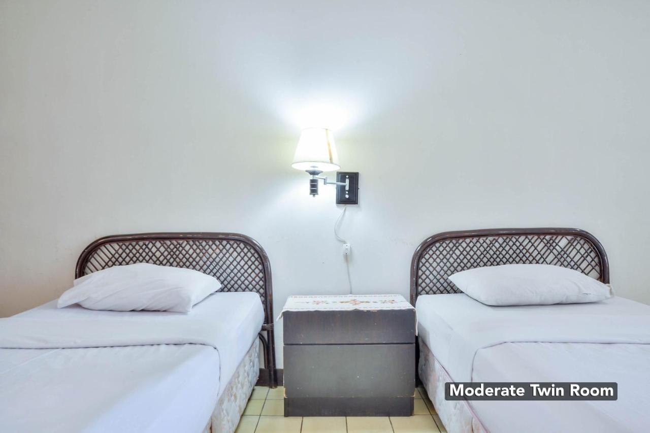 Silintong Hotel Ambarita Екстер'єр фото