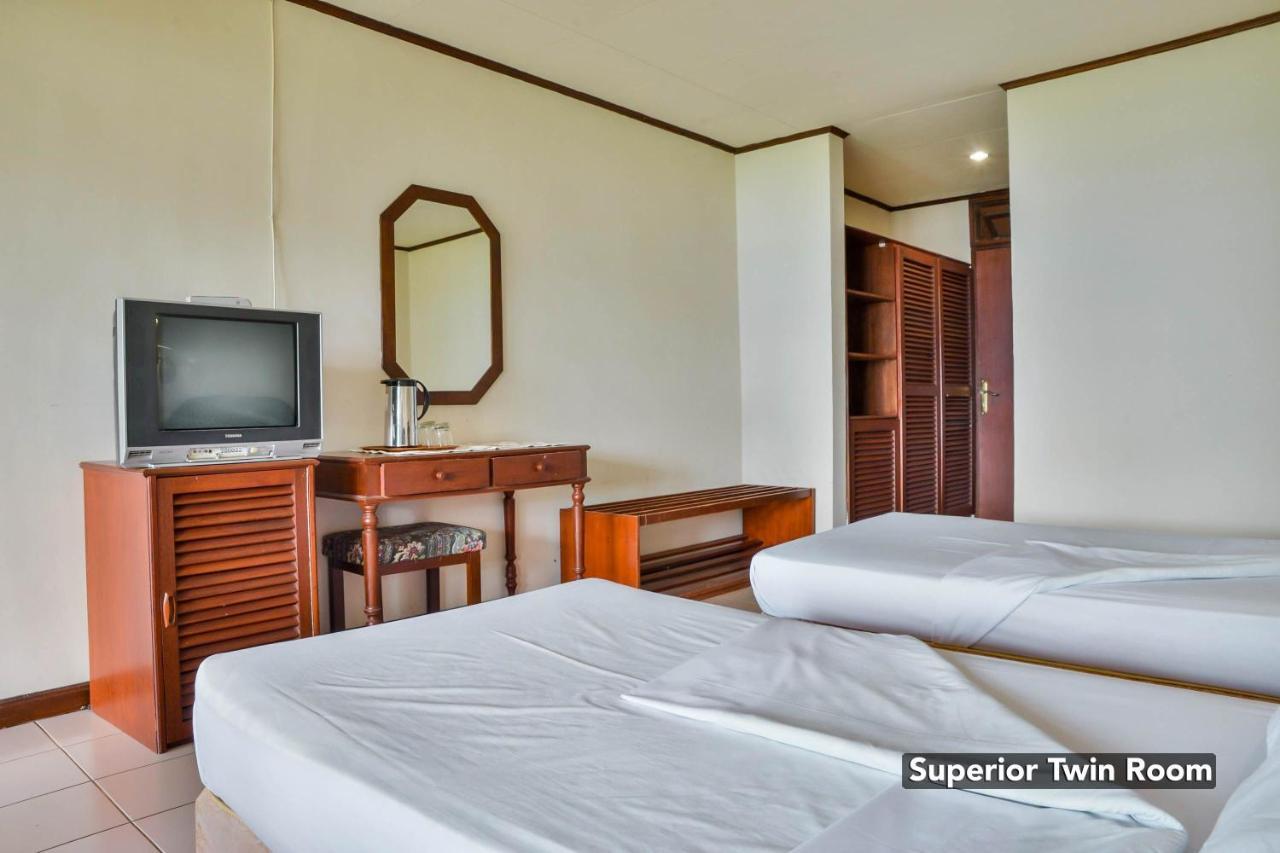 Silintong Hotel Ambarita Екстер'єр фото