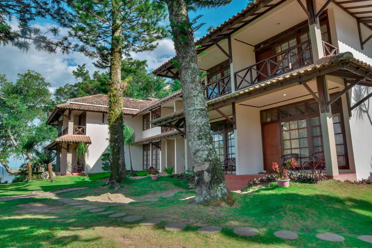 Silintong Hotel Ambarita Екстер'єр фото