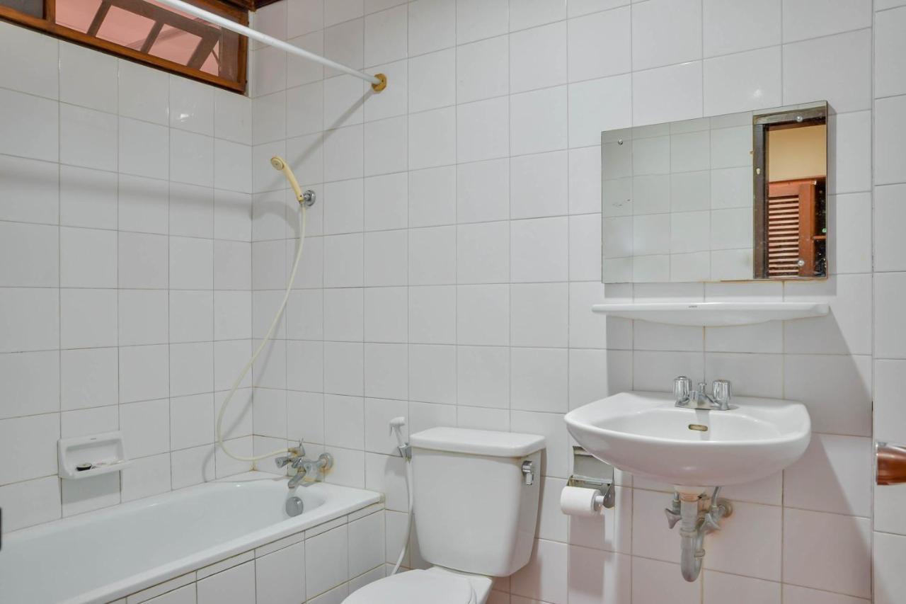 Silintong Hotel Ambarita Екстер'єр фото