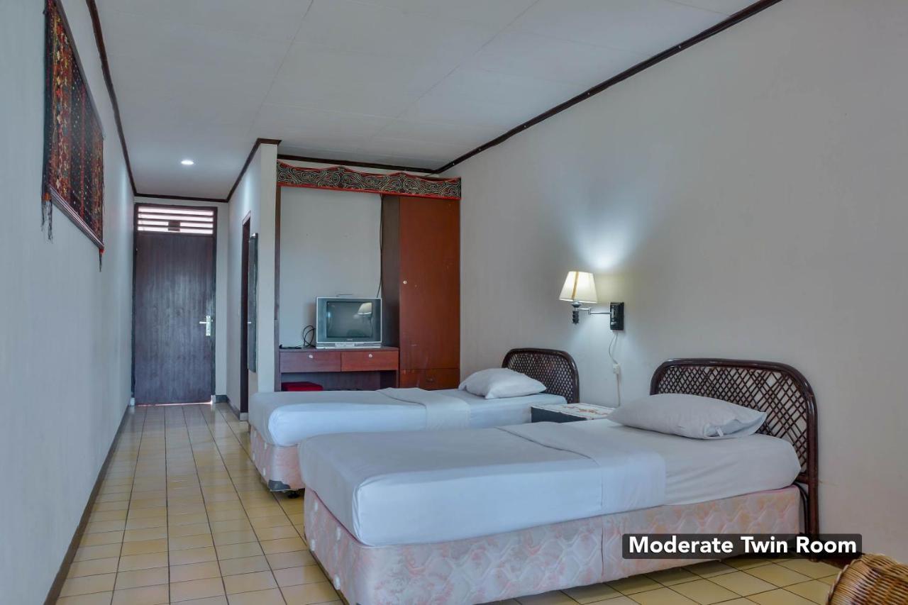 Silintong Hotel Ambarita Екстер'єр фото